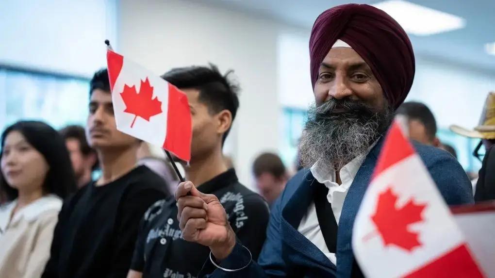 以前加拿大人总觉得华人不顺眼，觉得抢了他们的饭碗。直到印度三哥三姐大规模登陆，当