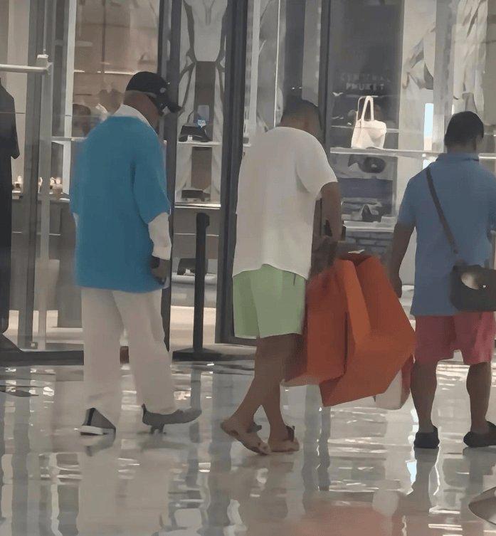 68岁赵本山现身海南悠闲逛街，打扮很潮流！买好几袋奢侈品好惬意。近日赵本山出行