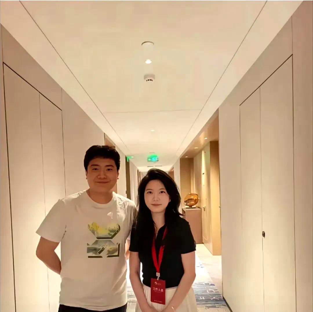 王楚钦在魏桥其实跟美女员工合影了，不过大头很有分寸，隔着远远的，还一副严肃的表情