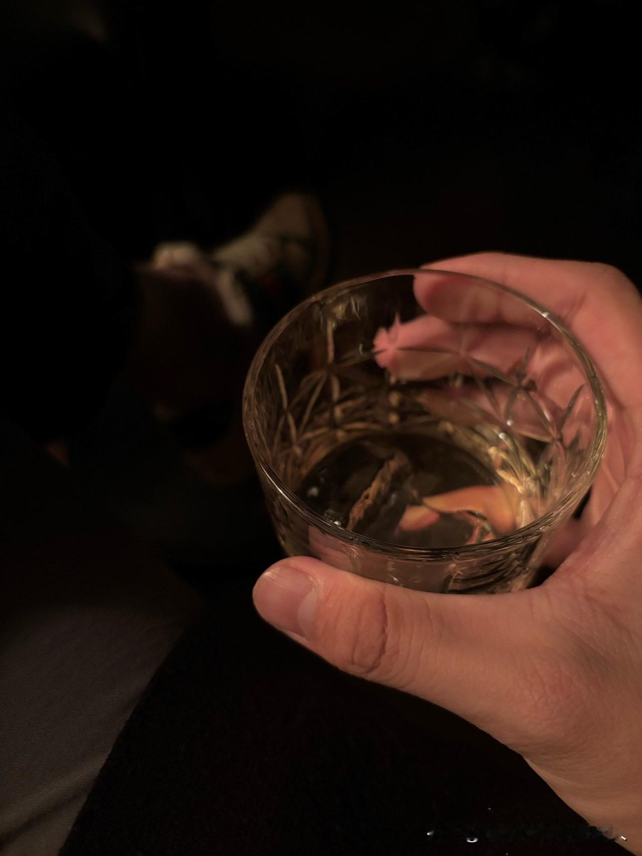 我真服了我老公了我老公今年55岁，喝酒成瘾，以前每天饭后只要喝两三两，现在他都