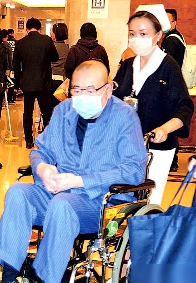 别再可怜吕丽君了，人家揣着20亿分手费，正跟小鲜肉教练玩贴身瑜伽，游艇开派对，笑