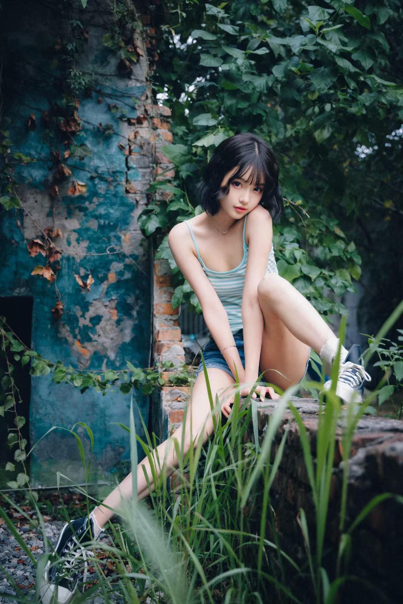 在外景集装箱这样的场景中，创作一组随心的青春作品，模特按照自己的洒脱的心情，照片