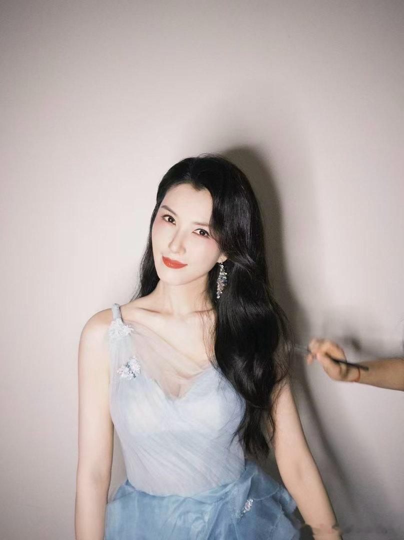 徐洁儿来修音响了徐洁儿一公舞台真的太顶了！全开麦稳到像自带混音，声线细腻又有力量