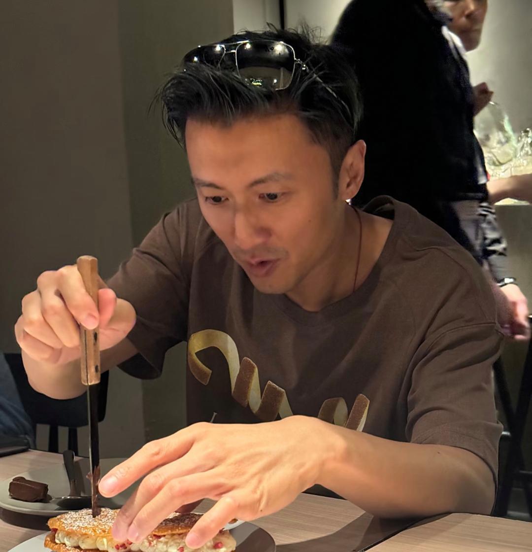 45岁谢霆锋在广东一家高级餐厅吃饭，他的穿衣打扮好帅，皮肤太好了，很有魅力，比现
