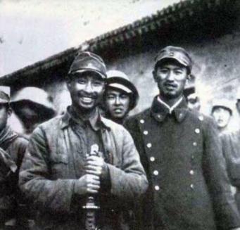 抗战中，周希汉无意中举起望远镜向前观察，发现山梁上有无数黑点挪动，他一惊，以为看