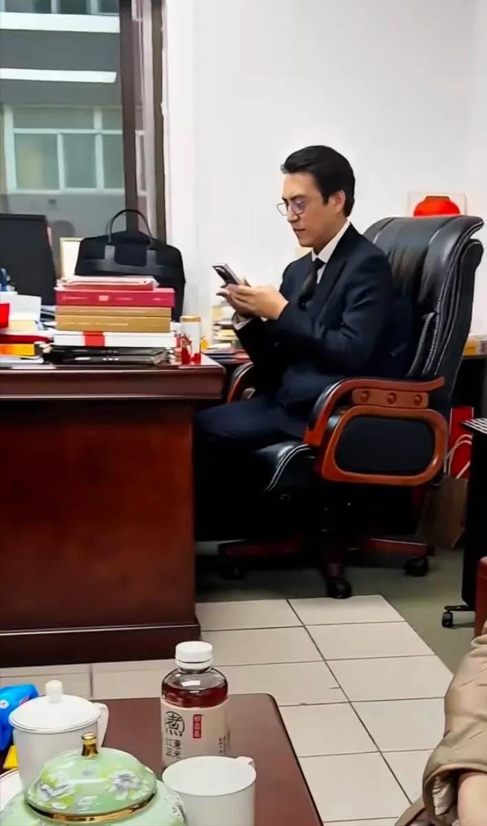 不愧是名副其实的“老干部”！靳东的办公室意外曝光，咋跟我想象中的高大上完全不一样