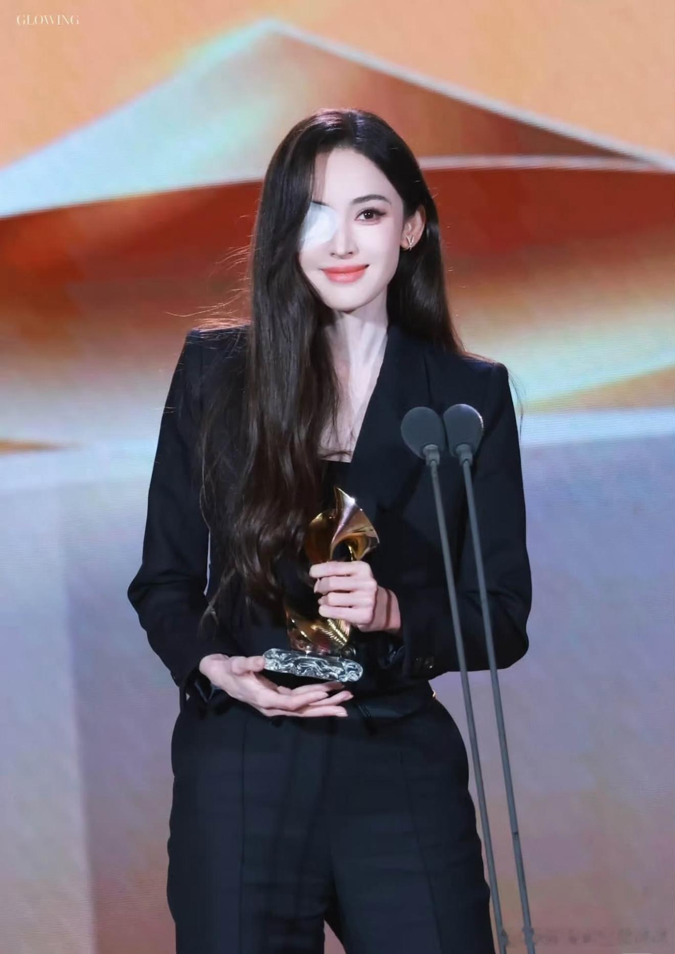 古力娜扎半张脸的杀伤力终于见识什么叫美女无惧任何造型！古力娜扎眼部纱布造型亮相活