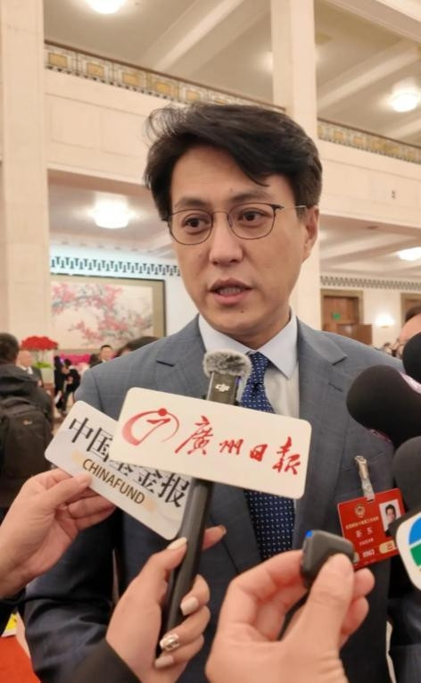 “事关3亿60岁老人！”没想到今年两会最扎心的提案，竟是靳东提的，他直言：“中国