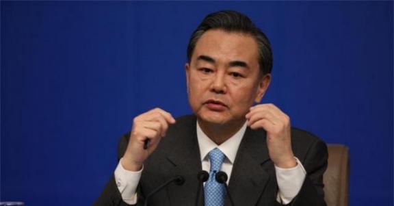 污蔑中国的话，特朗普张口就来，王毅不惯着：我们必将奉陪到底白宫里头，一场双边