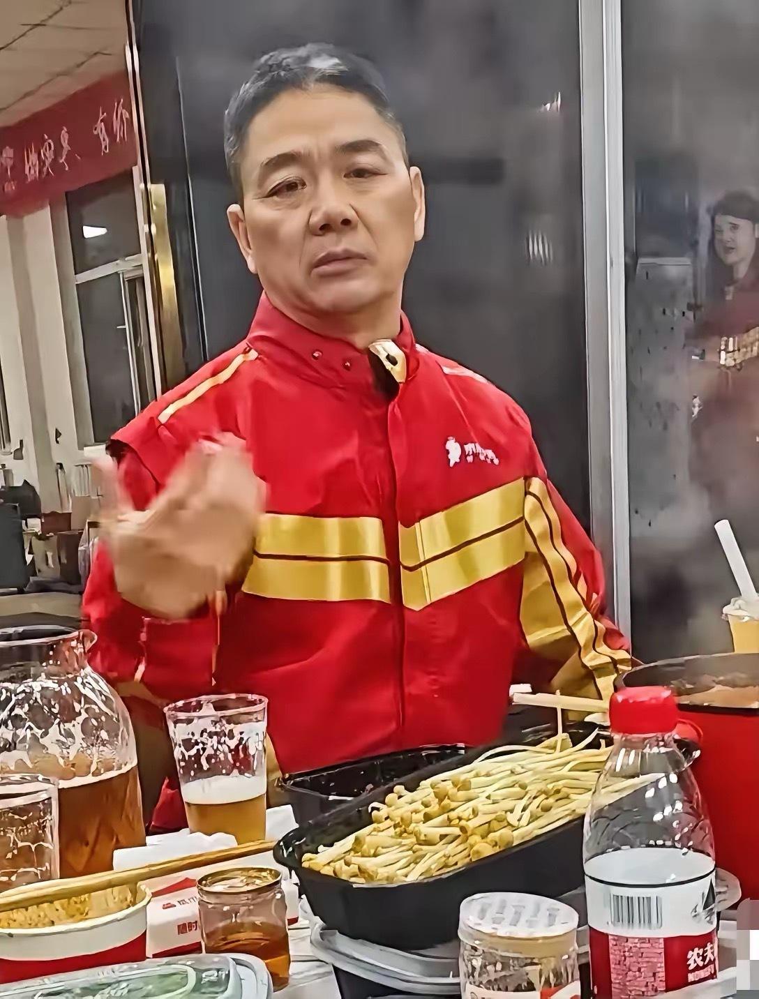 完蛋了！刘强东崩人设了，刘强东商业大佬的人设终于被网友揭穿了，因为他竟然跟外
