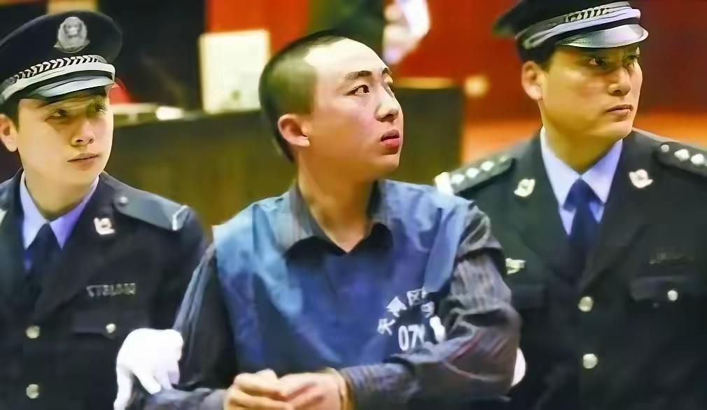 2006年，山西小伙许霆因ATM机故障多取17.5万元，一审被判无期徒刑。他在法庭上质问：“银行的失