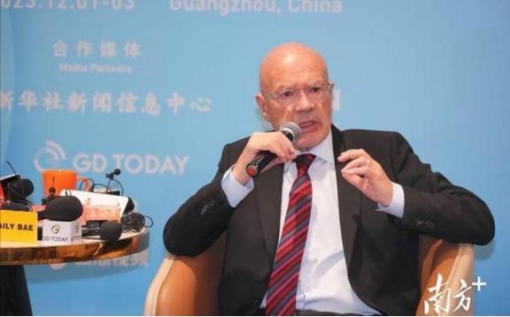 老美为啥死盯着咱中国不放？英国有个叫马丁·雅克的明白人说得透亮，美国这国家满打满