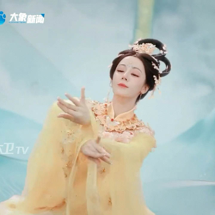 迪丽热巴神女下凡美到自己单独是一个图层了，天女散花福泽天下[爱心]​​​