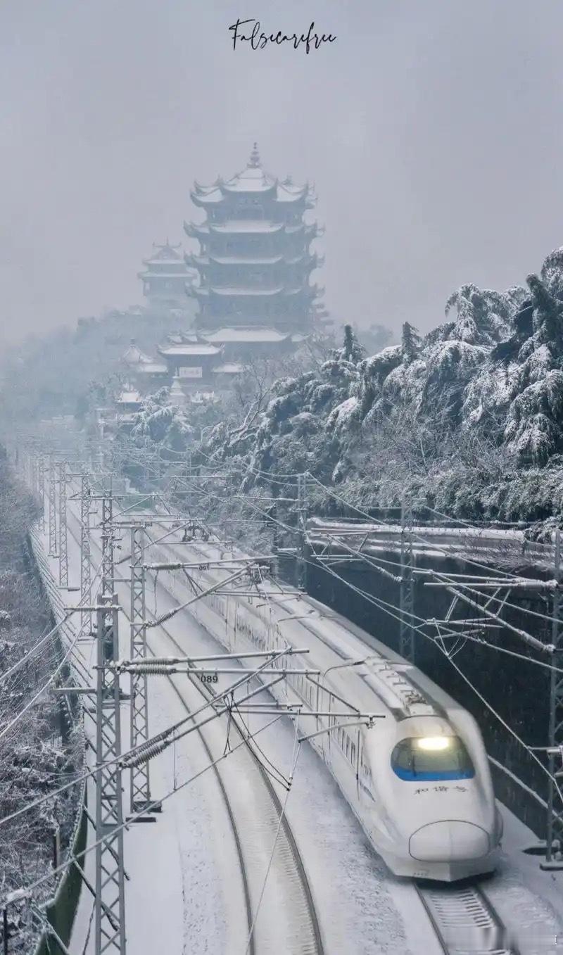 高铁晚点3月2日至3日济南遭遇暴雪，积雪深度达10~20厘米，部分铁路轨道、道