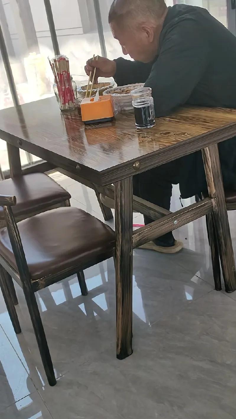 你还敢餐馆里的辣椒吗？自从看到这些，外出餐馆吃饭，我都不吃那个辣椒酱了。