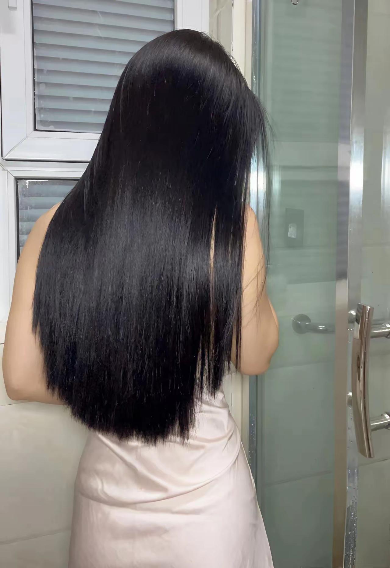 柔光裹着缎面裙摆，乌发垂成一瀑坠在肩背的暗涌。浴室的水汽漫过发梢，连呼吸都浸在这