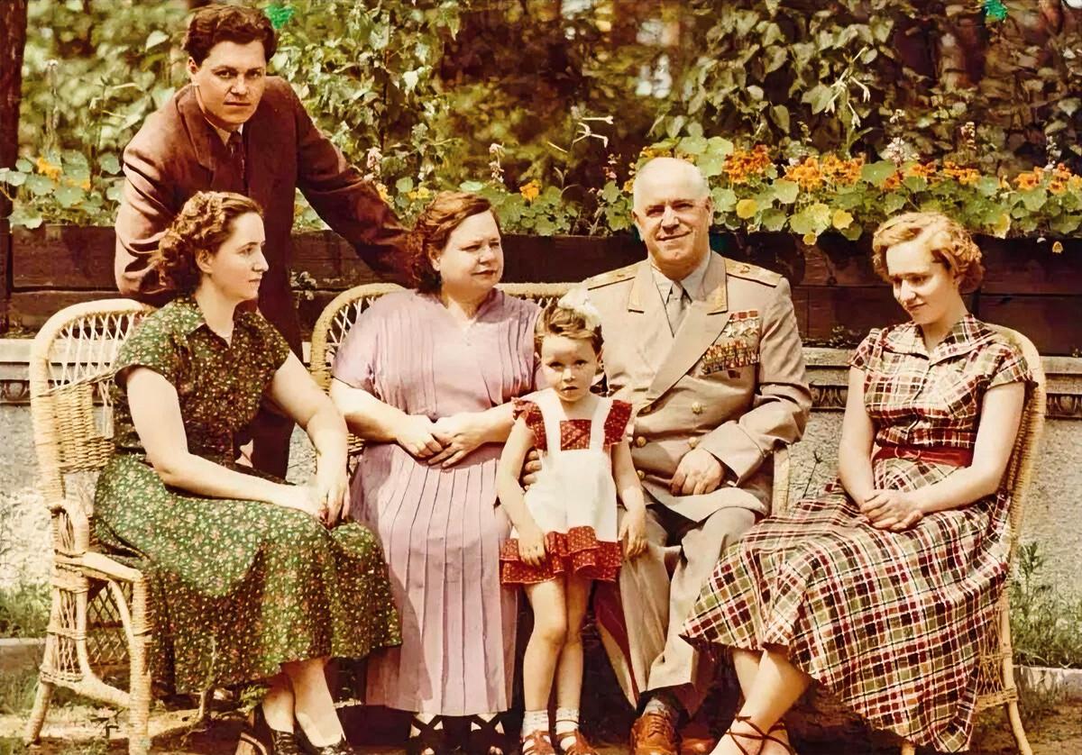 60年代，晚年的苏联朱可夫元帅与家人的一张留影。1958年他被免职后，他与小31