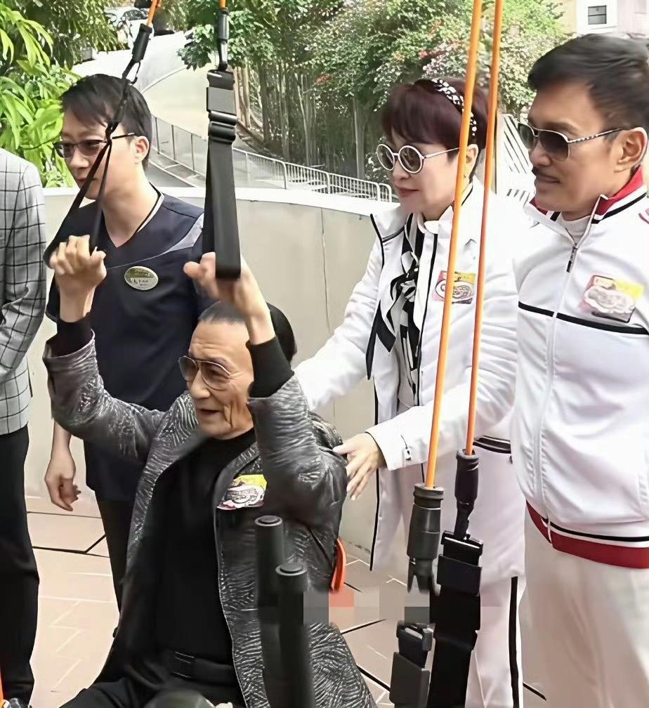 谢贤生前，前妻狄波拉与现任丈夫陪着他一起健身时的一幕。​​​