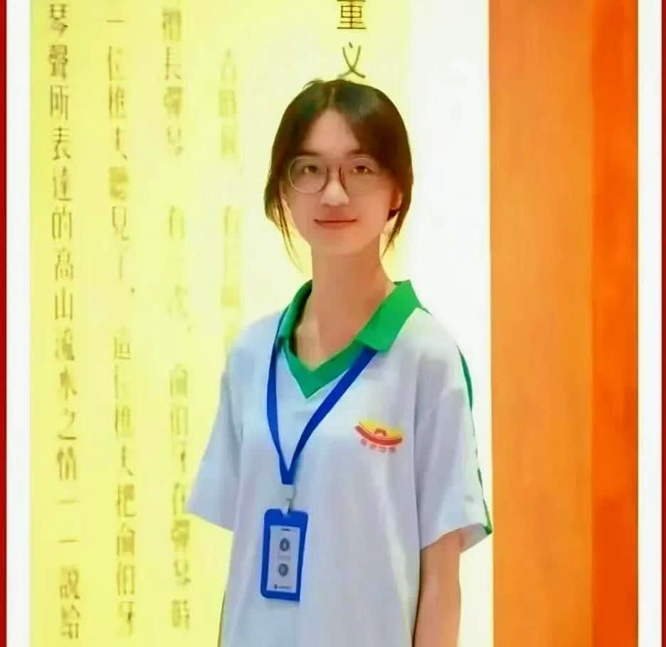 看到海南17岁女生失联的消息心都揪起来了！穿校服、70斤体重、左手臂灰蓝