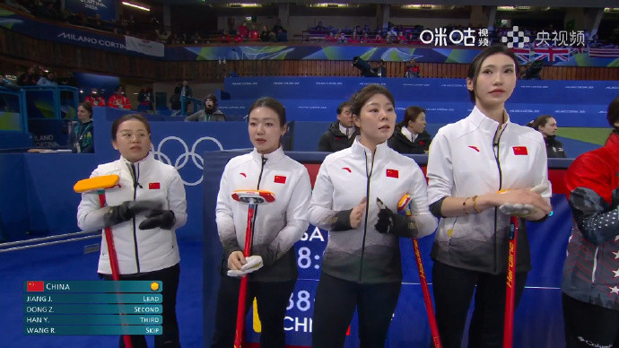 中国冰壶女队5比6美国米兰冬奥会冰壶女子循环赛，中国队王芮、韩雨、董子齐、姜