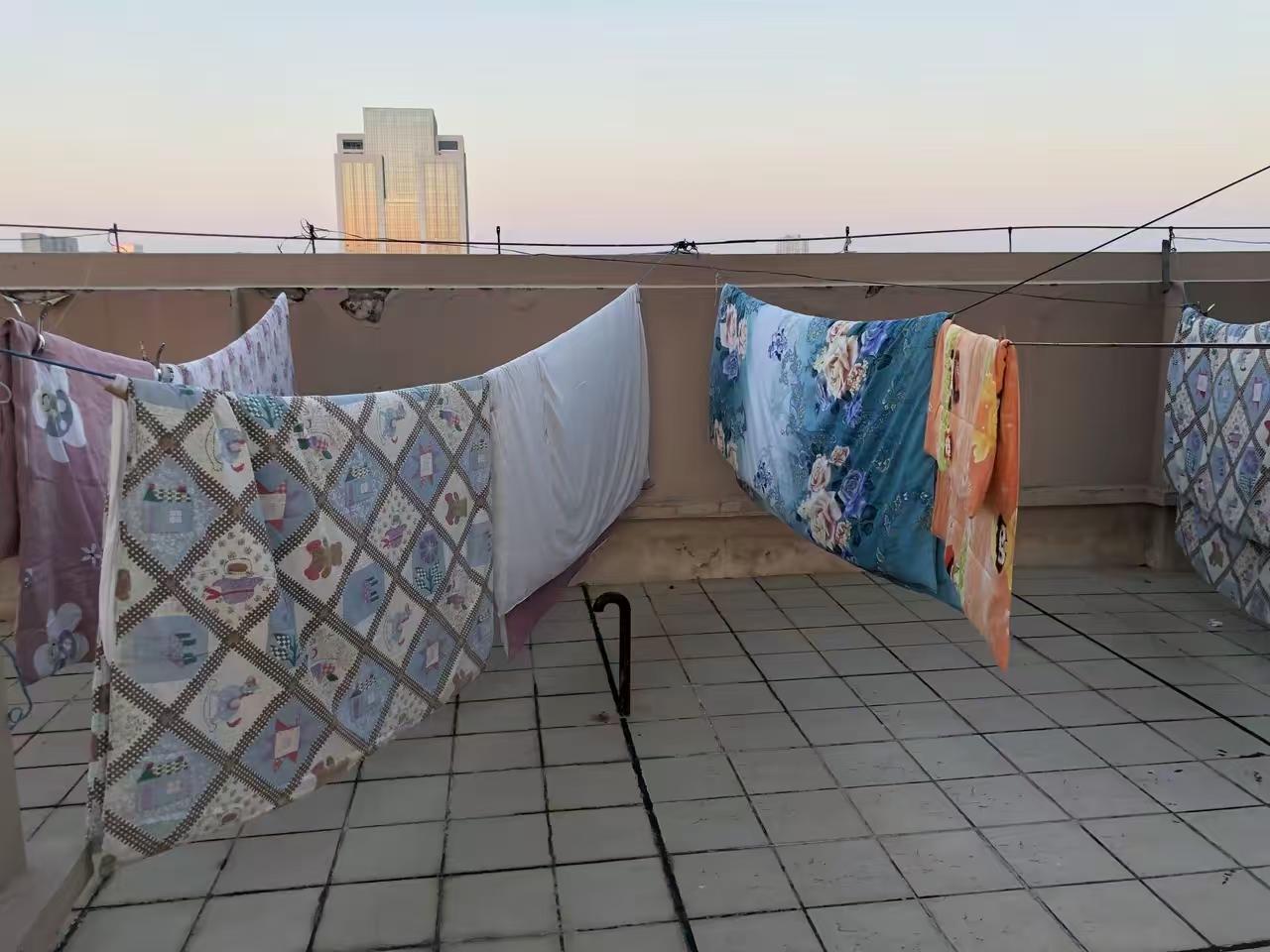 合肥，不到六点上顶楼抢地方晒被子。前天下午我看见太阳出来了，赶紧把被子拿到阳台上