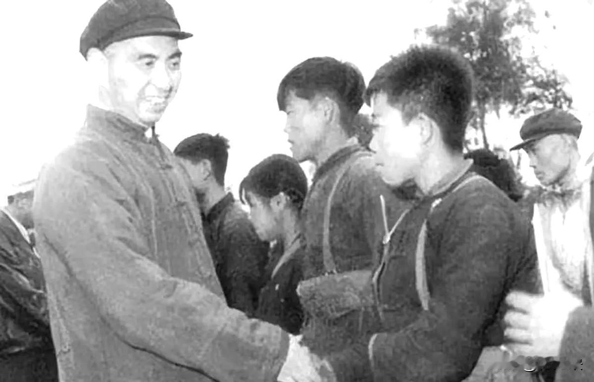 1963年腊月廿三，杨勇和杨成武两位开国上将开完会，没带钱就挤上了22路公交车。