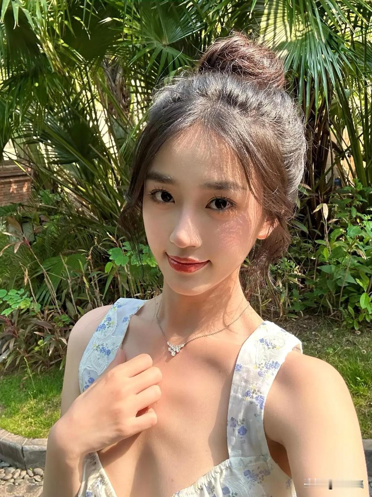 绿意盎然中，佳人笑语盈盈。