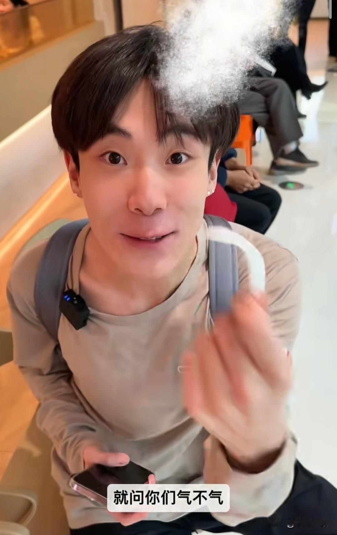 第二个李佳琦出现了，一个馒头卖3块9，你觉得贵的话，现在的你应该努力赚钱。4,