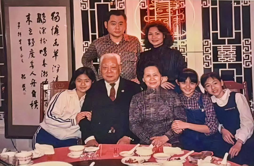 小S又发长文悼念大S。评论区有人骂她消费姐姐。她讲了一个故事。大S用第一