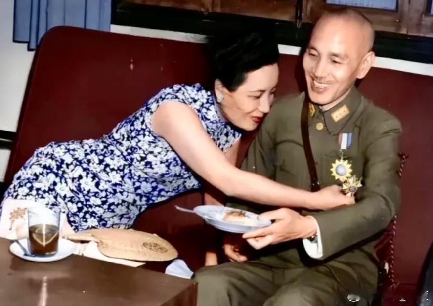 1943年，宋美龄撒娇似的依偎在蒋校长身上，欣赏他刚刚获得的勋章。此时，她化着淡