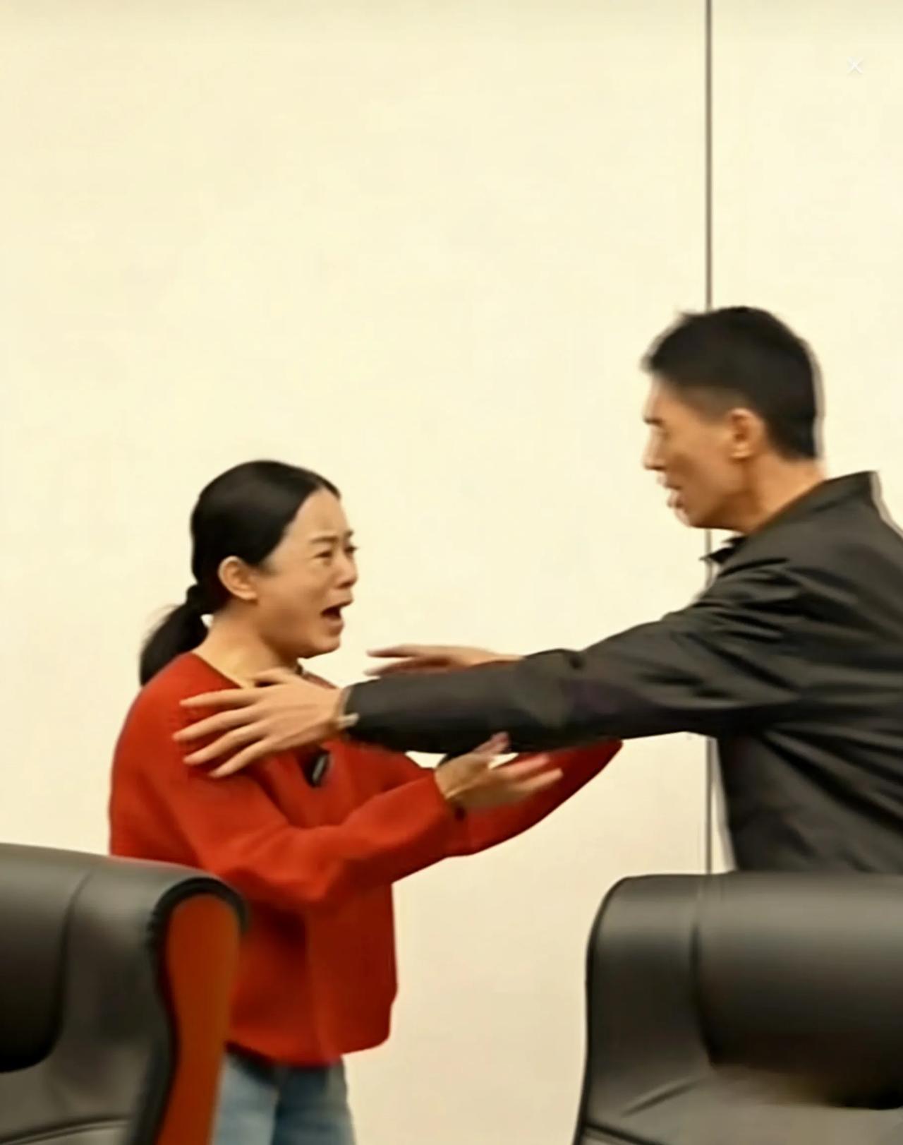 姐弟失散33年，重逢瞬间暖哭千万网友3月23日，南昌铁路公安局办公室里，空气