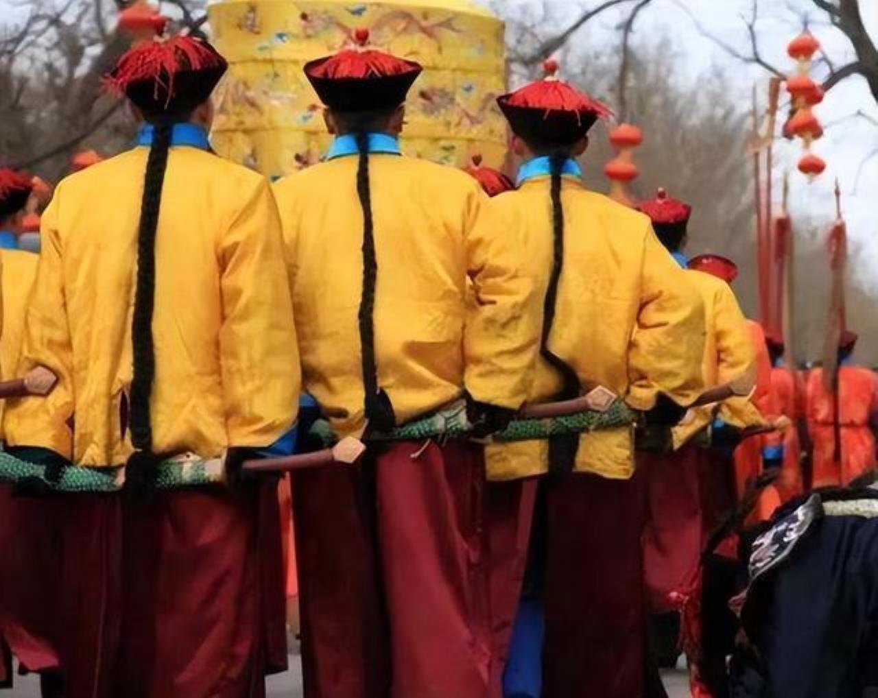 为什么御前侍卫全都反向佩刀，和普通兵器佩戴方式完全相反刀鞘朝前，刀柄朝后，你