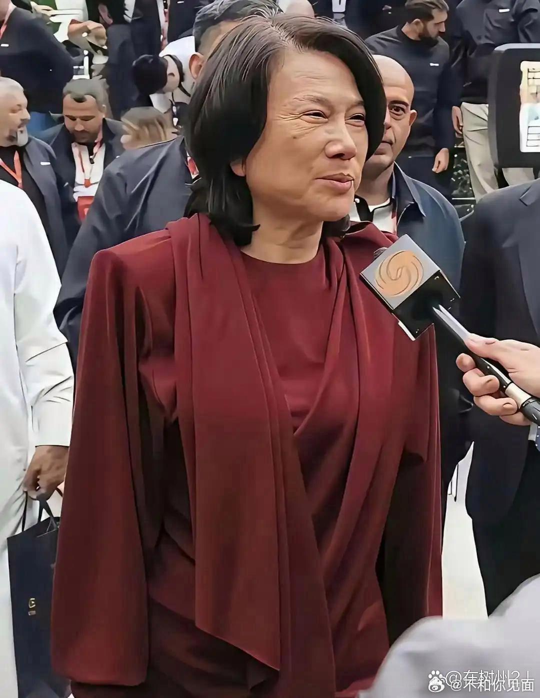 董明珠女士，关掉美颜后，这是她真实的状态。大家说说，七十多岁的人，这个状态怎么样