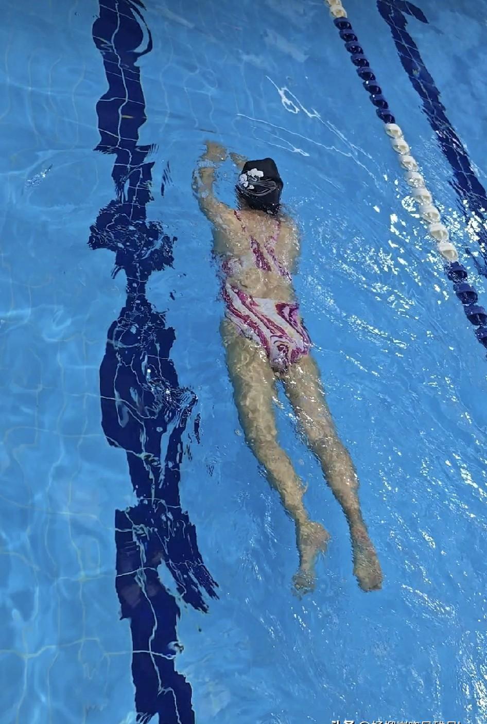 谁能想到啊泡在水里没喝水尿意却来得比谁都快这根本不是因为你水喝多了而是身