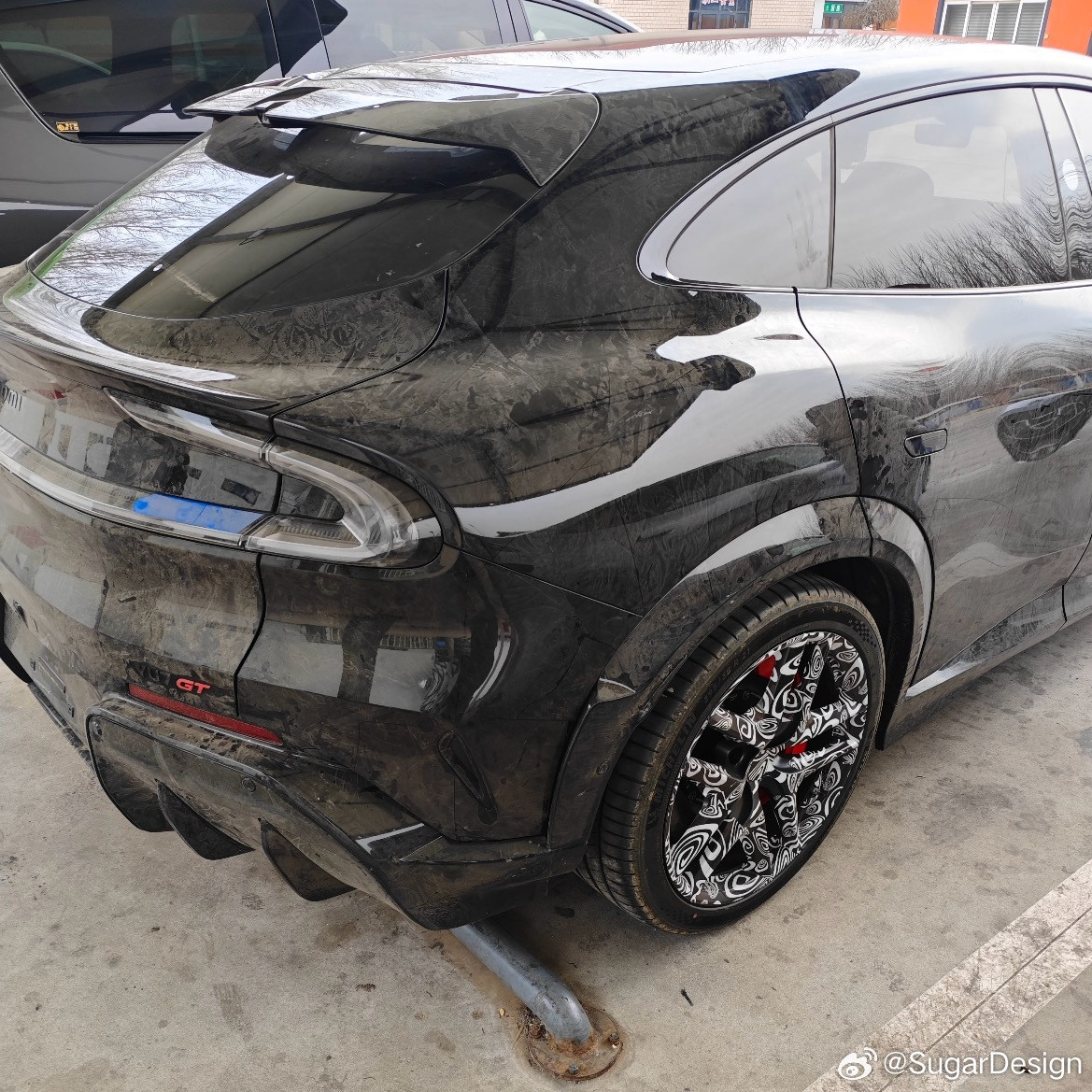 小米YU7GT低伪装实车怪不得普通版本没有黑色，原来黑色要留给GT版本的大家还