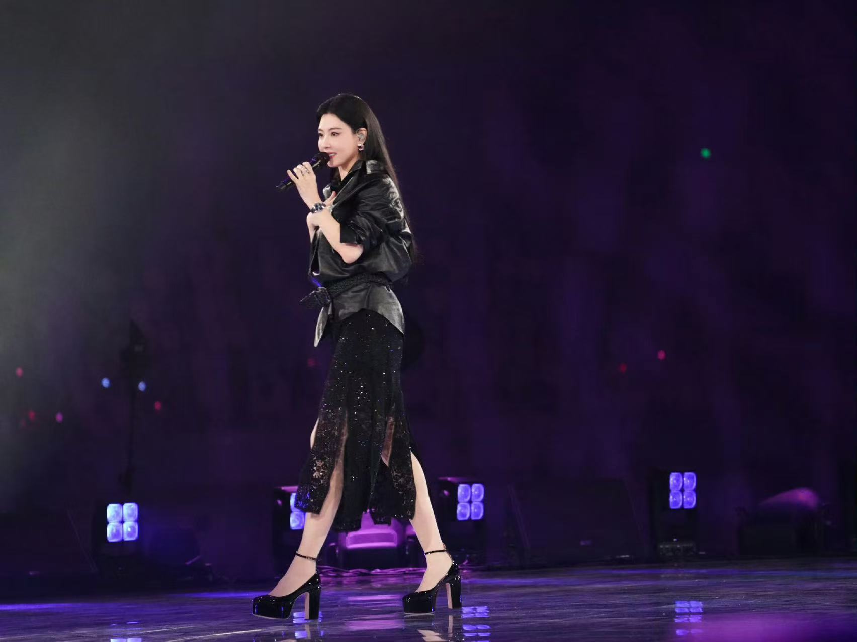 李昊演唱会嘉宾张柏芝李昊这场演唱会赚足看点，不仅有张柏芝久违登台演出，还是对方