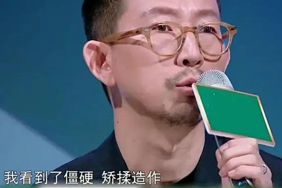丁太升锐评谢娜开演唱会：“简直是一场笑话，买票的人花钱享受侮辱”。对于谢娜最