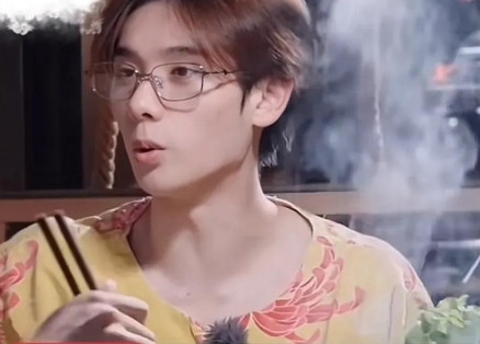 <em>井胧</em>在对话中表示自己喜欢“糊”的，而高卿尘立刻纠正道：“咱们艺人不能说糊。<em>井胧</em>