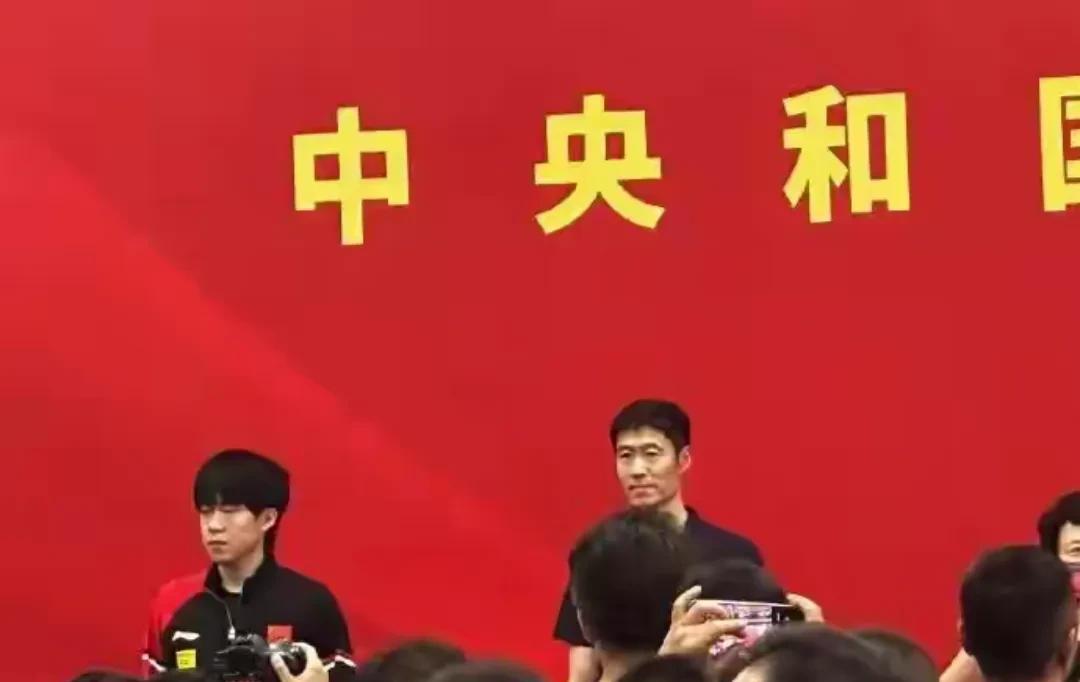 王楚钦再次和王励勤在同一个镜头了，两人的身高确实是十分的明显，王楚钦比王励勤矮了
