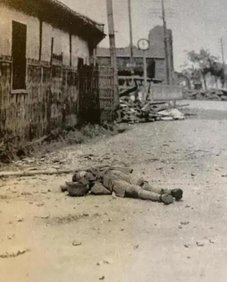 1945年8月，日军宣布投降后，11名日军逃到了辽宁大平房火车站躲避，没想到的是