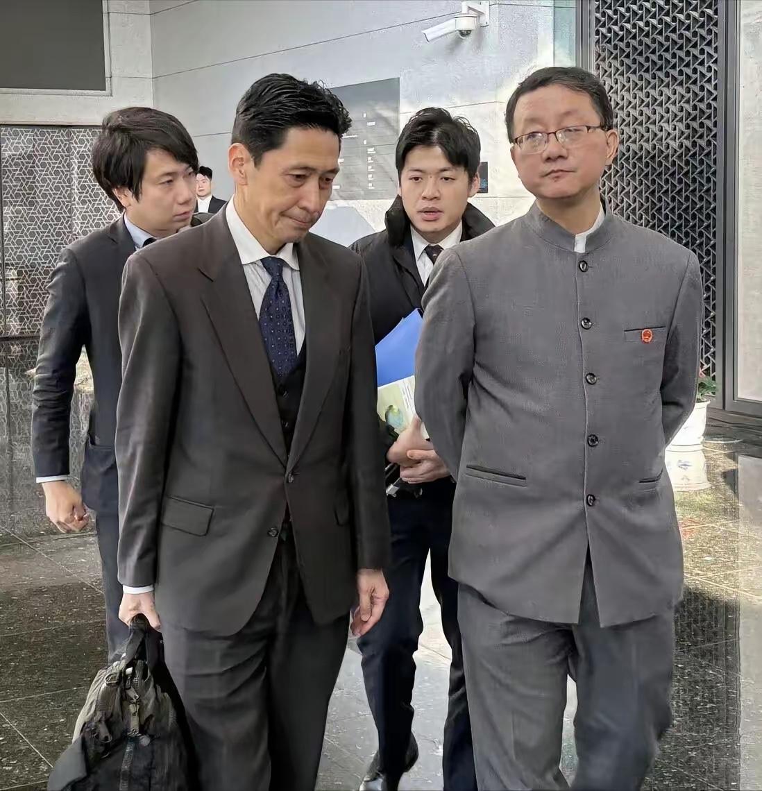 你见过“穿衣服说话”吗？今天刘劲松这一身五四青年装，直接把百年前“誓死力争”的劲