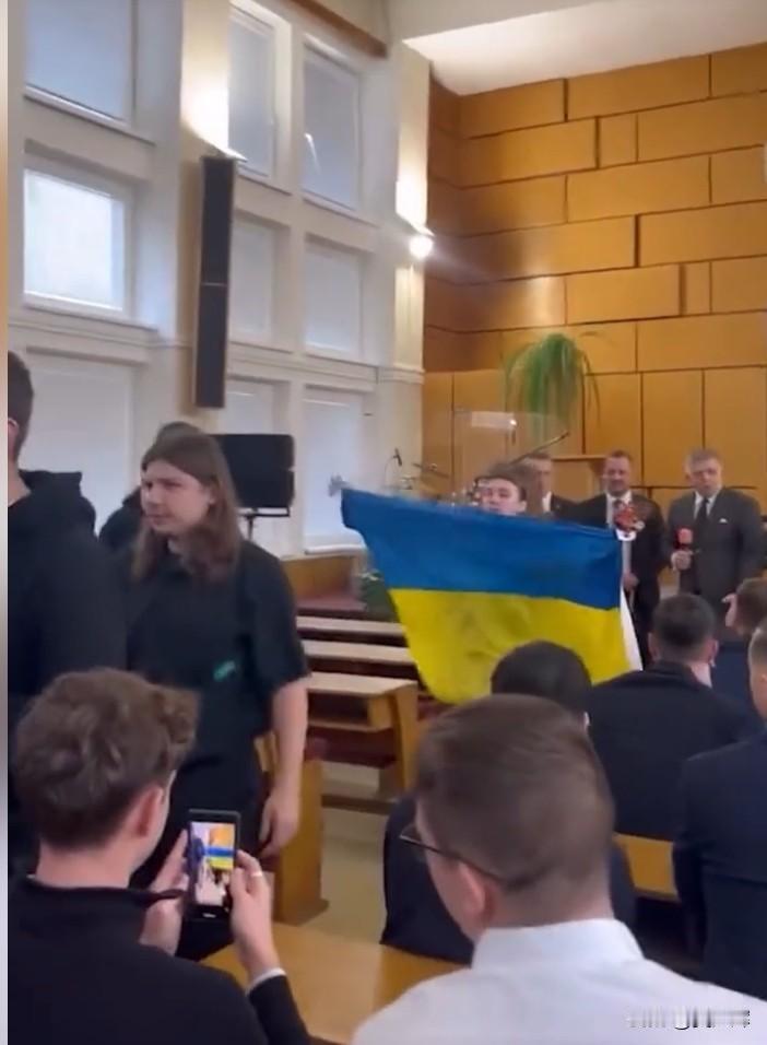 斯洛伐克学生抗议菲佐涉乌克兰言论中途离场11月14日，斯洛伐克总理菲佐在会见