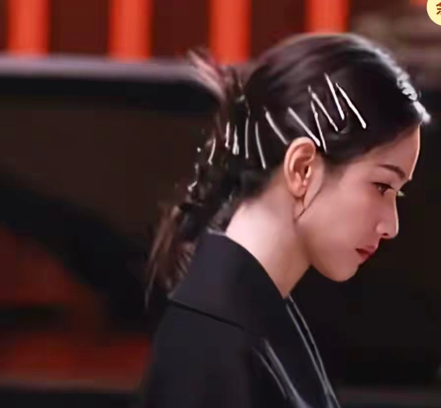无心插柳柳成荫，陈都灵来不及做造型，一排普通发夹却美出圈