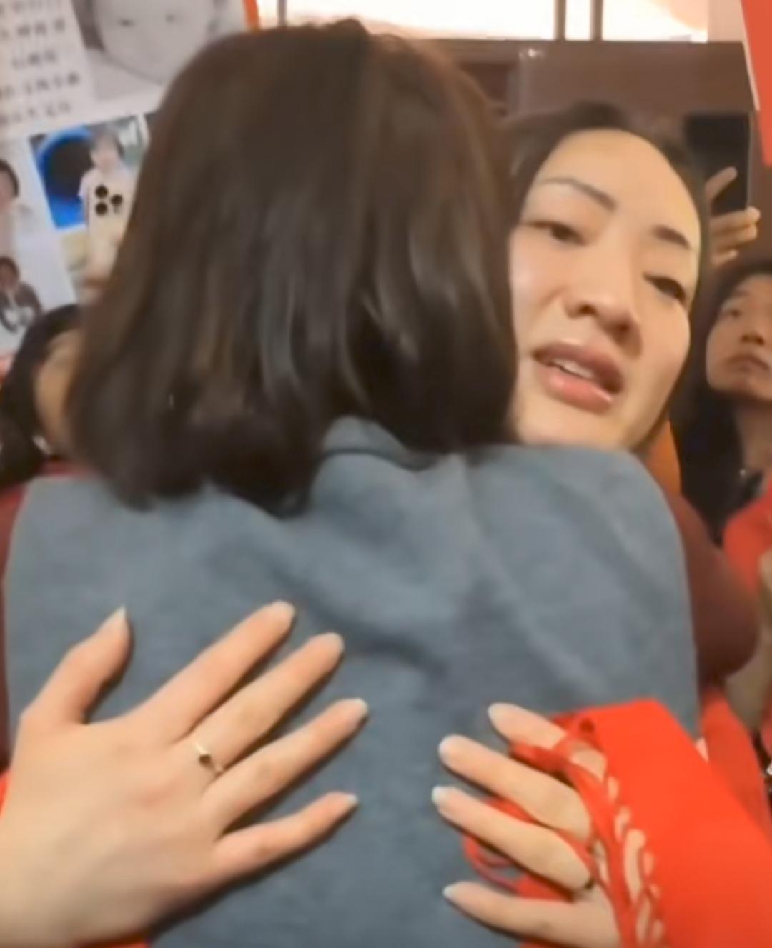 洪杨丽漂泊荷兰28年，如今终于回国与亲生母亲拥抱在一起！她的父亲表示，网上那