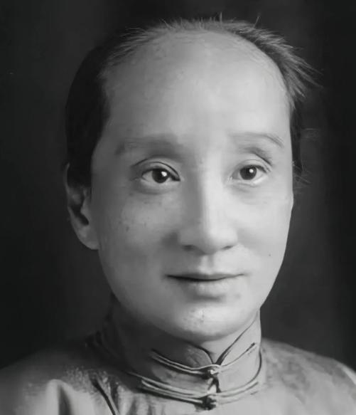 1909年，朱安从后面一把抱住鲁迅，对着他的耳朵央求道：“大先生，和我生个孩子吧