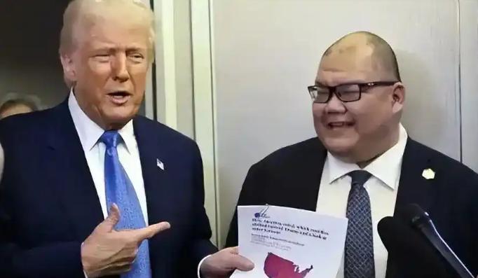 能混到特朗普的总统助理，白宫通讯总监，张振熙也算是华裔中的巅峰了。别看他长得很猪