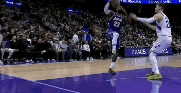 从这一球能看出啥？詹姆斯老了，确实老了，速度起不来，弹跳也不如以前了。但是老