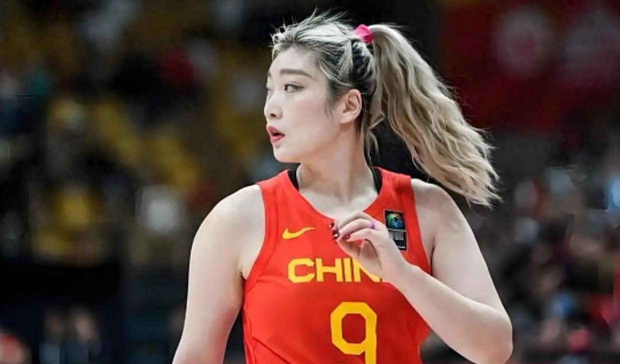 再说李梦~中国女篮正式比赛和拉练阶段，人们一直对李梦念念不忘，这个可以理解。李