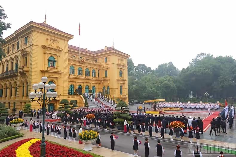 从侧面看越南为欢迎老挝通伦所举行仪式场面，参加的人数、规模上看都不小。老挝和越
