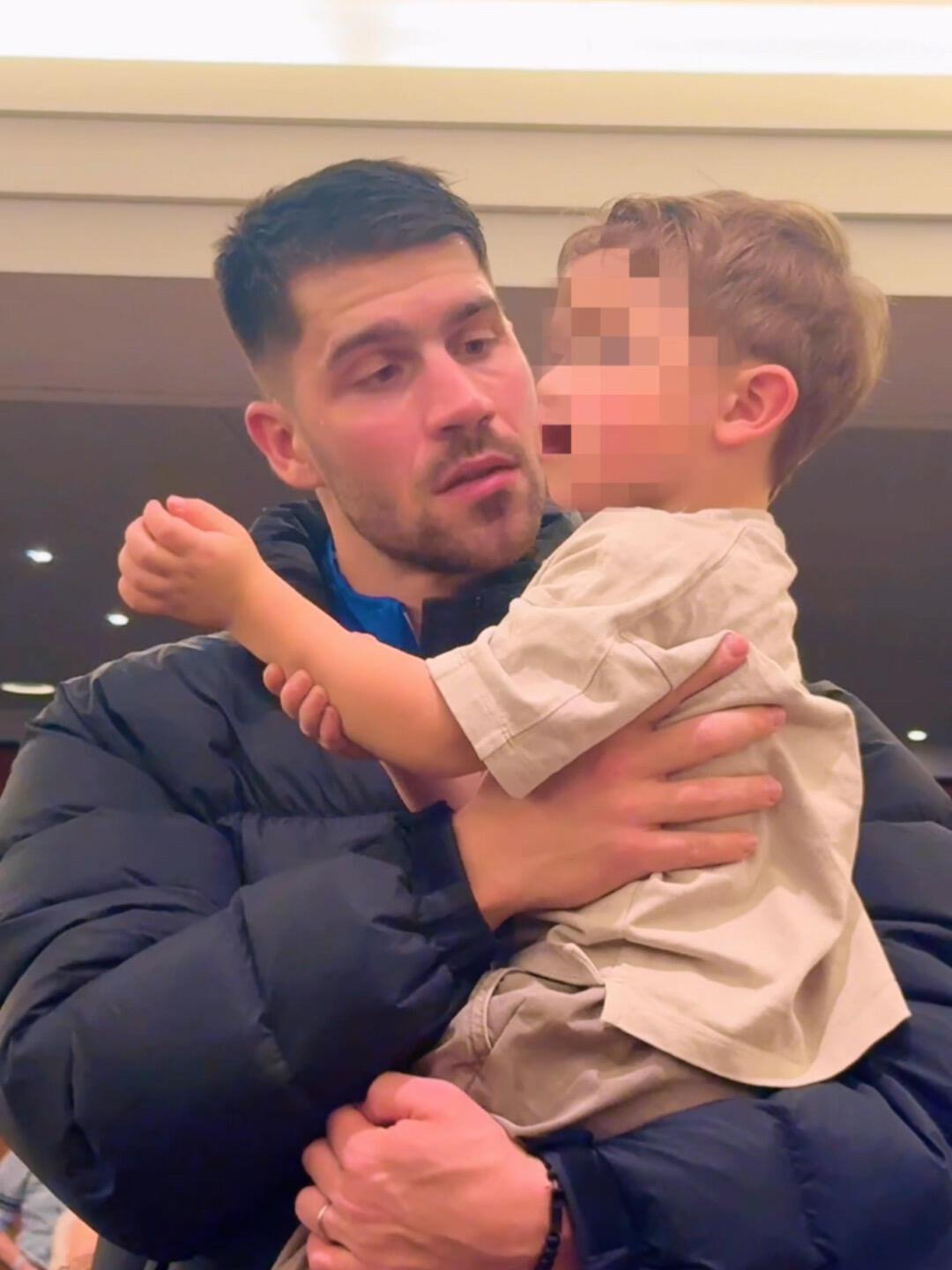 小弗抱起来自己儿子，真的是奶爸啊，之前逗小胖，就感觉是像逗自家的孩子！队长真的